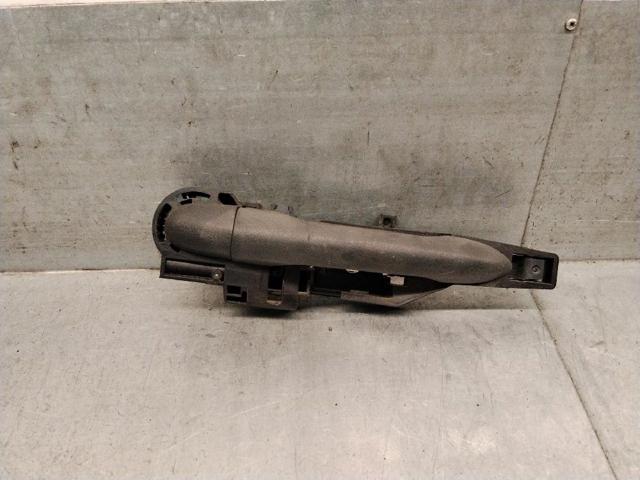 Suporte de maçaneta externa da porta dianteira direita 8200497590 MERCEDES