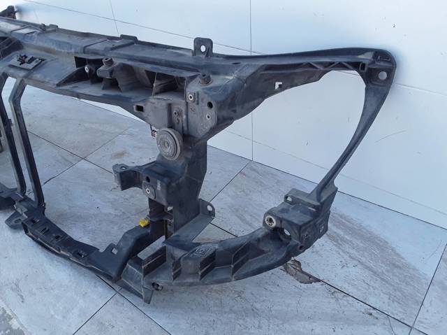 Suporte do radiador montado (painel de montagem de fixação das luzes) 8200657209 RENAULT
