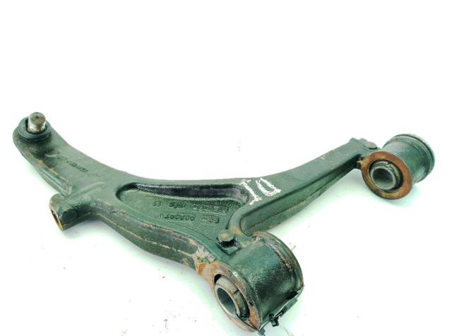 Braço oscilante inferior direito de suspensão dianteira 8200767825 RENAULT