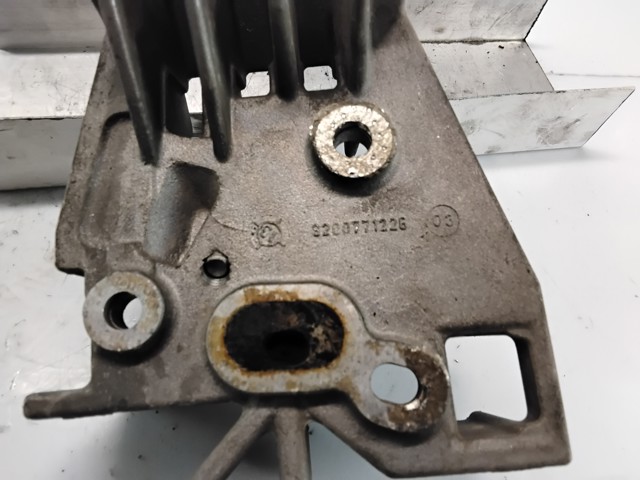 Consola de fixação do injetor 8200771226 RENAULT