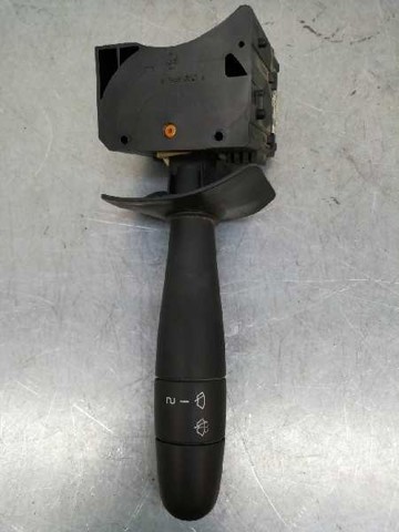 Comutador direito instalado na coluna da direção 8200792575 RENAULT