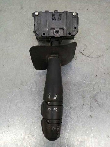 Comutador direito instalado na coluna da direção 8200792575 RENAULT