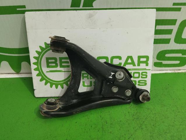 Braço oscilante inferior esquerdo de suspensão dianteira 8200942407 RENAULT