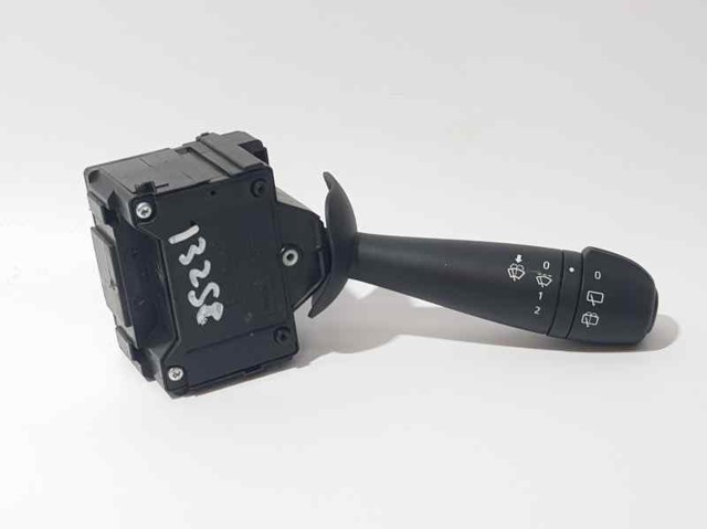 Comutador direito instalado na coluna da direção 8201168008 RENAULT