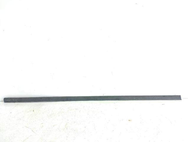 Moldura da porta dianteira direita 8208450 BMW