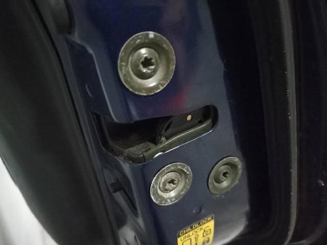 Fecho da porta traseira direita 8230165D10 SUZUKI