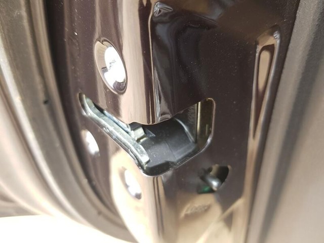 Fecho da porta traseira esquerda 825011KA2A NISSAN