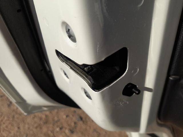 Fecho da porta traseira esquerda 82501JD90C NISSAN