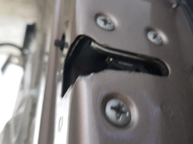 Fecho da porta traseira esquerda 82501JD90C NISSAN