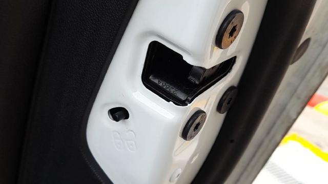 Fecho da porta traseira direita 825023014R RENAULT