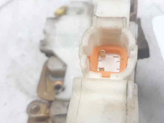 Fecho da porta dianteira direita 825025P01A NISSAN