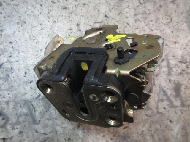 Fecho da porta traseira esquerda 82503AA210 NISSAN