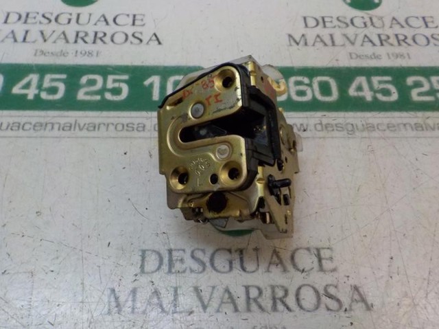 Fecho da porta traseira esquerda 82503AA210 NISSAN