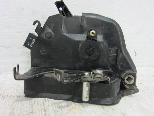 Fecho da porta dianteira esquerda 8253431 BMW