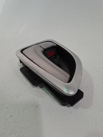 Maçaneta interna esquerda da porta dianteira 826102S020SAS HYUNDAI
