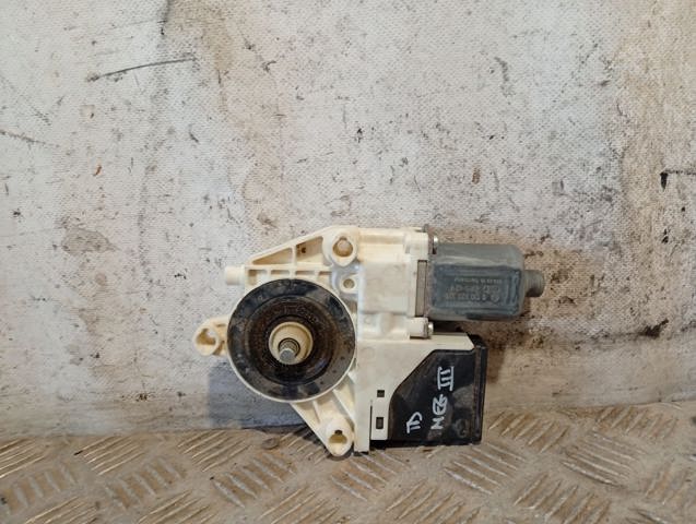 Motor de acionamento de vidro da porta traseira direita 827300003R RENAULT