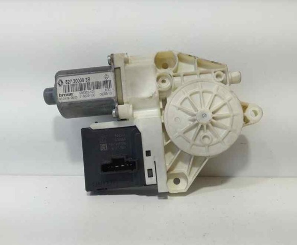 Motor de acionamento de vidro da porta traseira direita 827300003R RENAULT