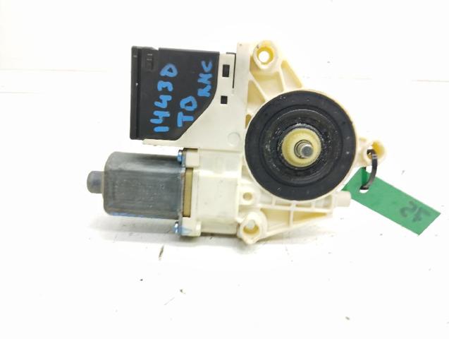 Motor de acionamento de vidro da porta traseira direita 827300003R RENAULT