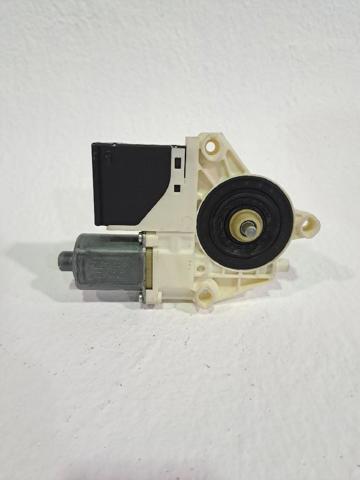 Motor de acionamento de vidro da porta traseira direita 827300003R RENAULT