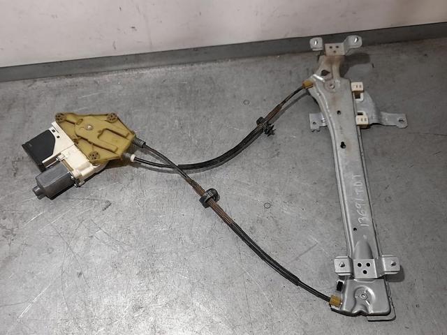 Motor de acionamento de vidro da porta traseira direita 827300003R RENAULT