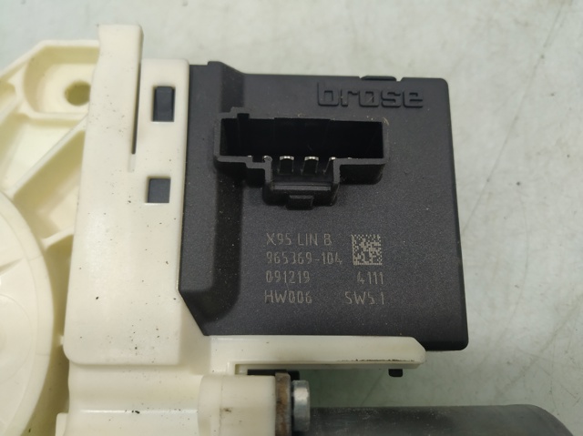 Motor de acionamento de vidro da porta traseira direita 827300003R RENAULT