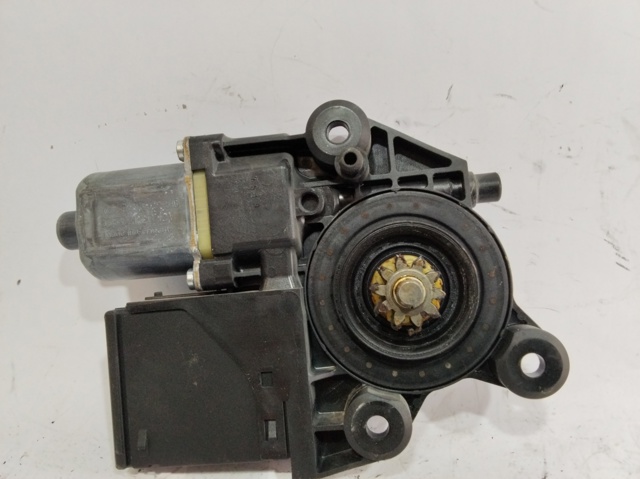 Motor de acionamento de vidro da porta traseira direita 827300005R RENAULT