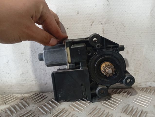 Motor de acionamento de vidro da porta traseira direita 827300005R RENAULT