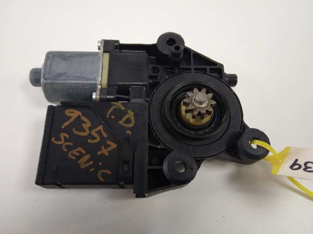 Motor de acionamento de vidro da porta traseira direita 827300005R RENAULT