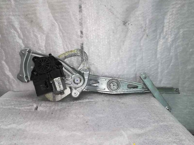 Motor de acionamento de vidro da porta traseira direita 827300005R RENAULT