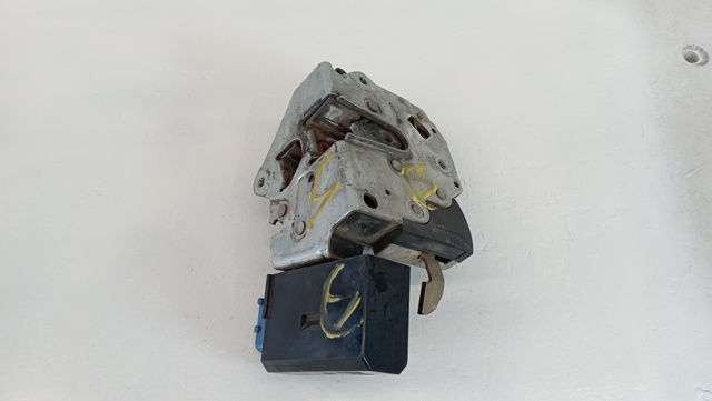Motor acionador de abertura/fechamento da porta traseira 8353011 BMW