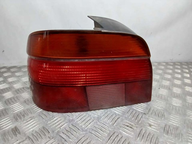 Lanterna traseira esquerda 8358031 BMW