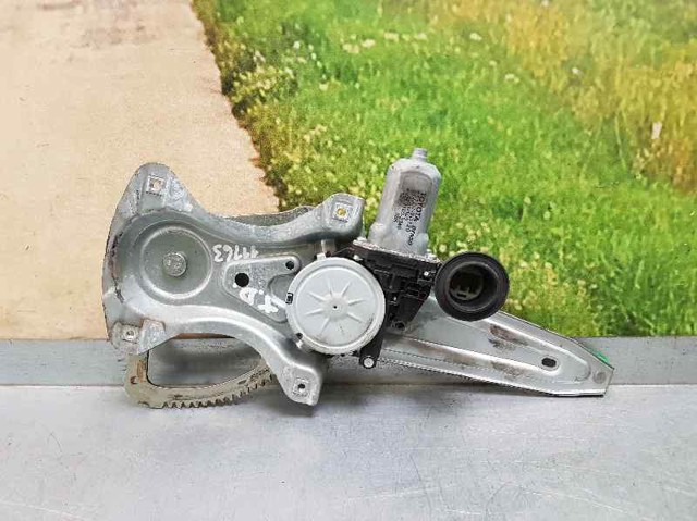 Motor de acionamento de vidro da porta traseira direita 857200D120 TOYOTA