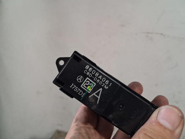Unidade de botões dianteira esquerda de controlo de elevador de vidro 8608A061 PEUGEOT