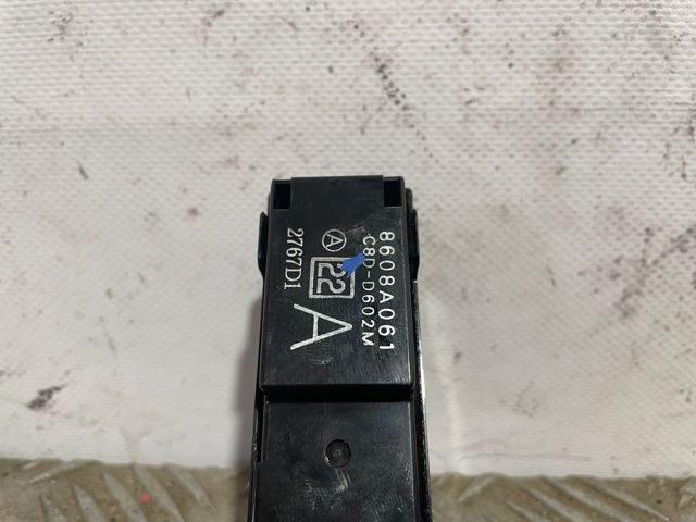 Unidade de botões dianteira esquerda de controlo de elevador de vidro 8608A061 PEUGEOT