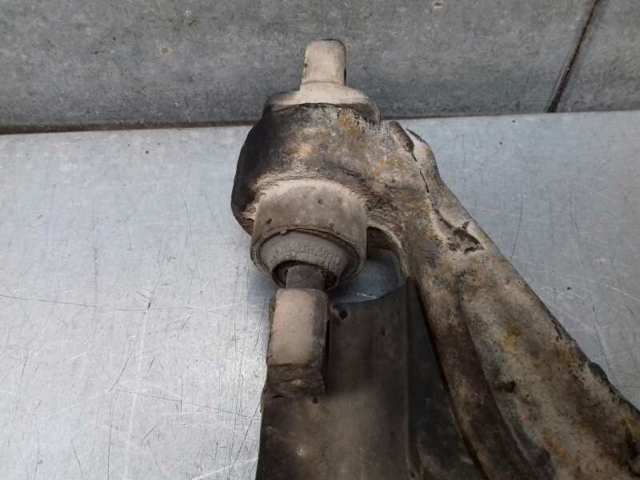 Braço oscilante inferior esquerdo de suspensão dianteira 8628499 VOLVO