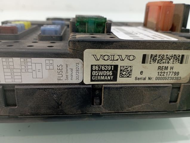 Unidade traseira do salão de dispositivos de segurança 8676391 VOLVO