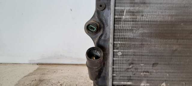 Radiador de esfriamento de motor 867969N RENAULT