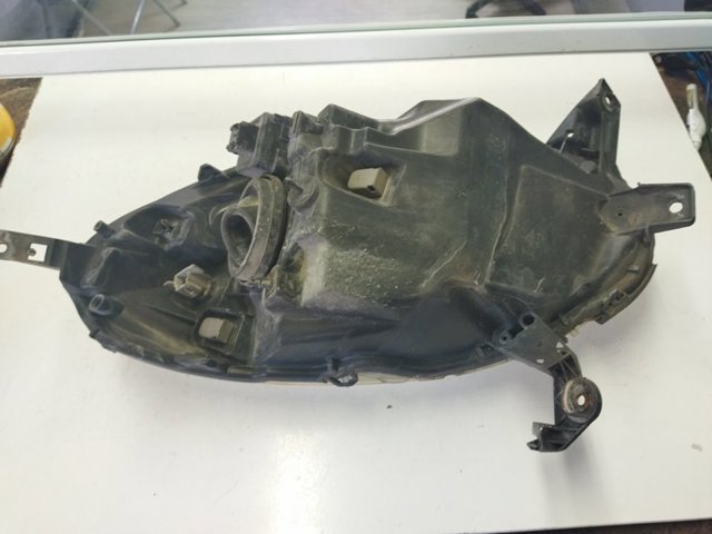 Luz esquerda 89007101 NISSAN