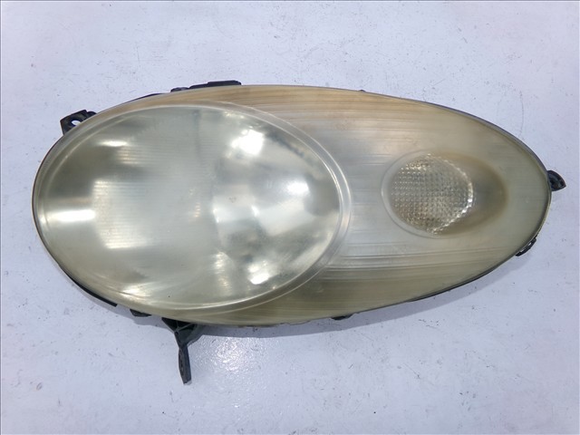 Luz esquerda 89007101 NISSAN