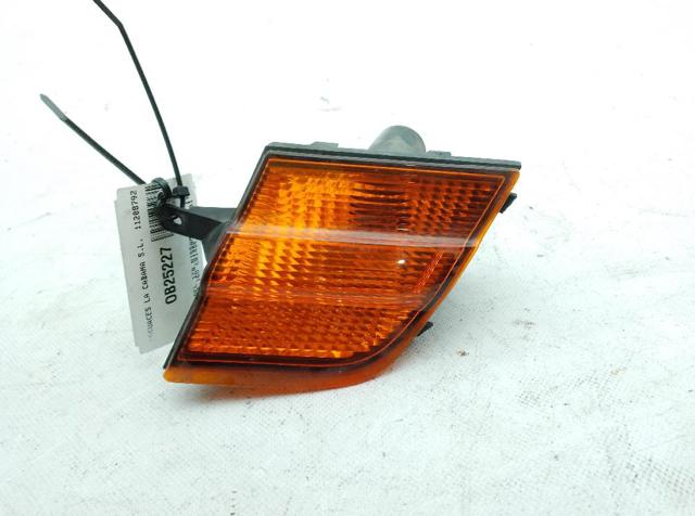 Luz esquerda 89007101 NISSAN