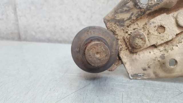 Braço oscilante inferior esquerdo de suspensão dianteira 893407147C VAG