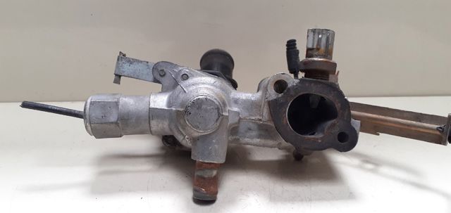 Flange do sistema de esfriamento (união em T) 89FF9K478CC FORD