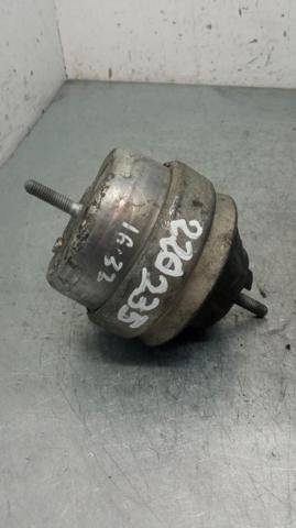 Coxim (suporte) esquerdo de motor 8D0199379J VAG