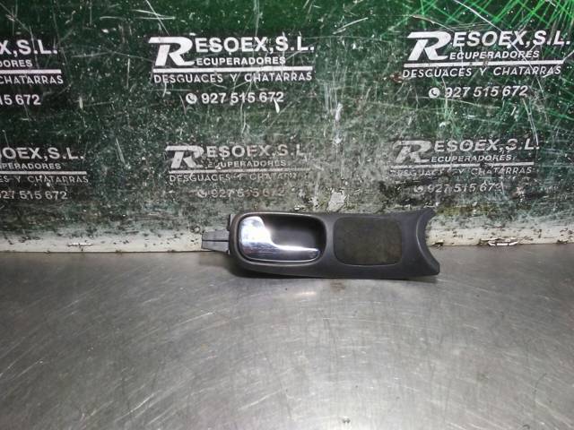 Maçaneta interna esquerda da porta dianteira 8D0837019 VAG