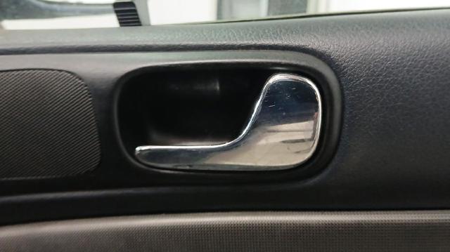Maçaneta interna direita da porta dianteira 8D083702001C VAG