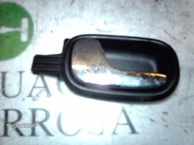 Maçaneta interna esquerda da porta traseira 8D083901901C VAG