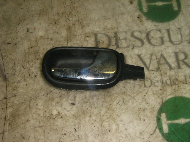 Maçaneta interna direita da porta traseira 8D083902001C VAG