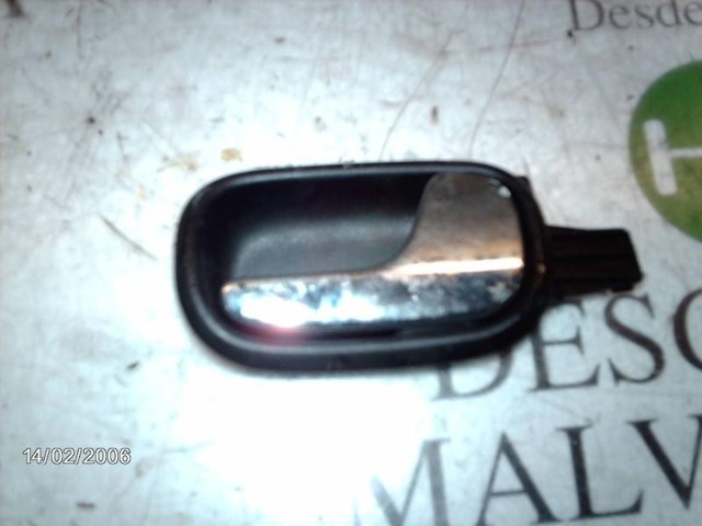 Maçaneta interna direita da porta traseira 8D083902001C VAG