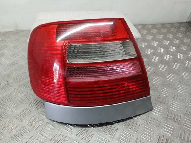 Lanterna traseira esquerda 8D0945111D VAG