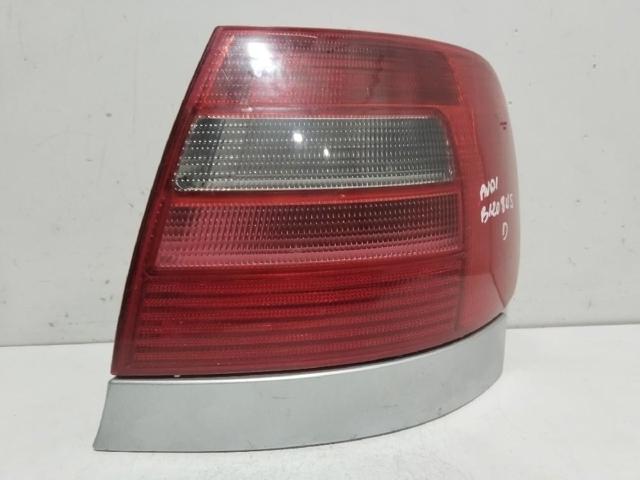 Lanterna traseira direita 8D0945112D VAG
